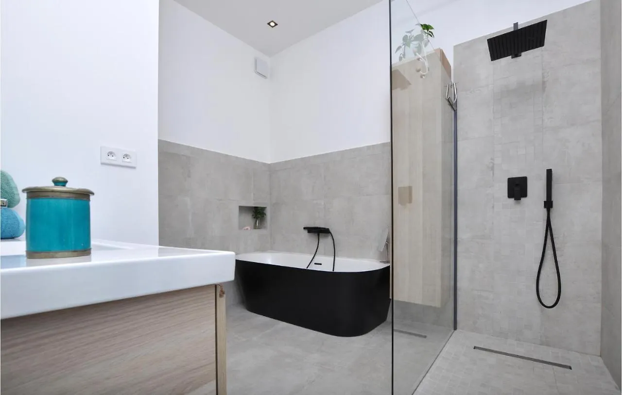 Lovely Home In Cavalaire-Sur-Mer With Kitchen