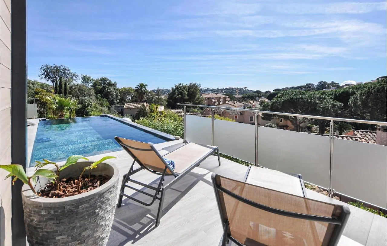 Lovely Home In Cavalaire-Sur-Mer With Kitchen Hébergement de vacances