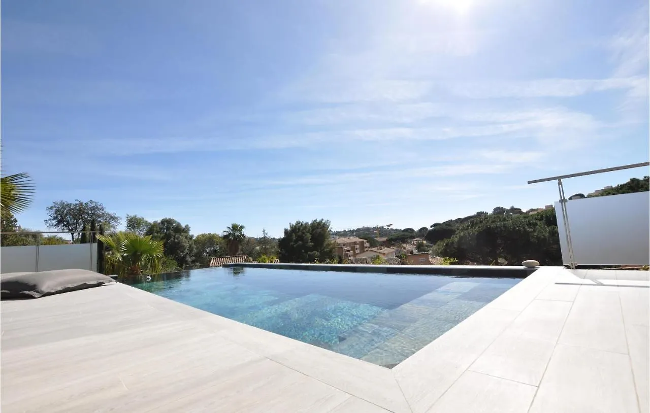 Lovely Home In Cavalaire-Sur-Mer With Kitchen Hébergement de vacances