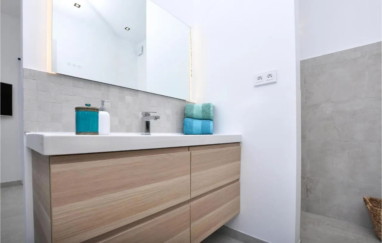 Lovely Home In Cavalaire-Sur-Mer With Kitchen Hébergement de vacances